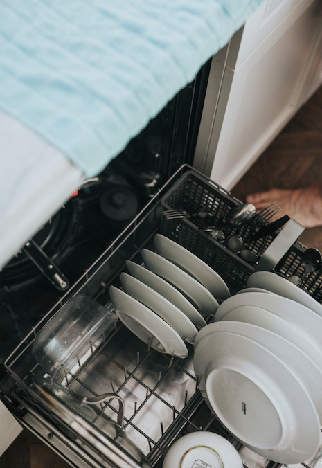 ¿Por qué no disuelve la pastilla de detergente en el lavavajillas?