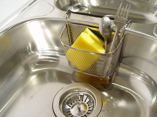 ¿Cómo puedes ahorrar el agua al momento de fregar los platos?